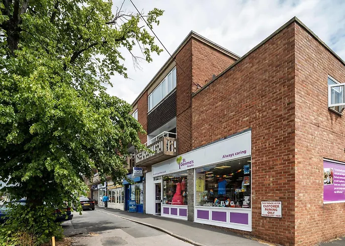 Chic 3 Bedroom With Balcony & Free Parking *