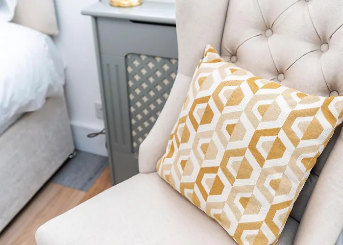 Chic 3 Bedroom With Balcony & Free Parking * リーズ