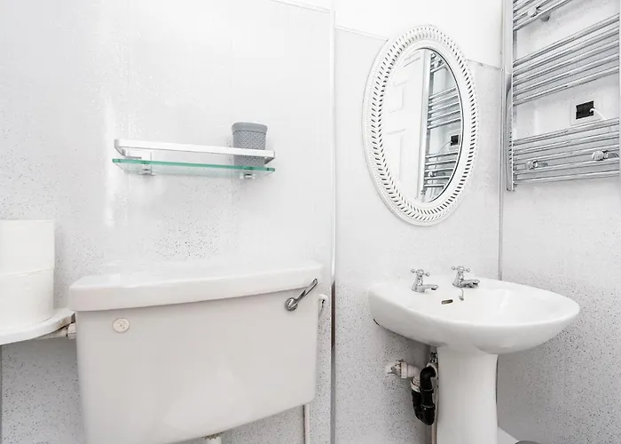 Chic 3 Bedroom With Balcony & Free Parking * リーズ