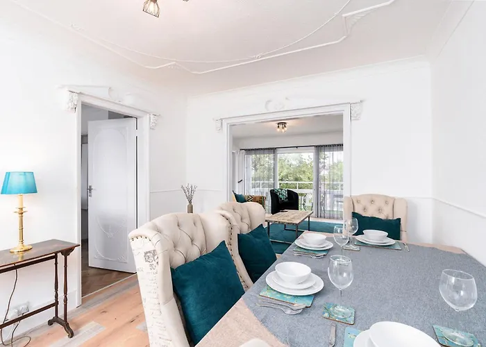 アパート Chic 3 Bedroom With Balcony & Free Parking リーズ