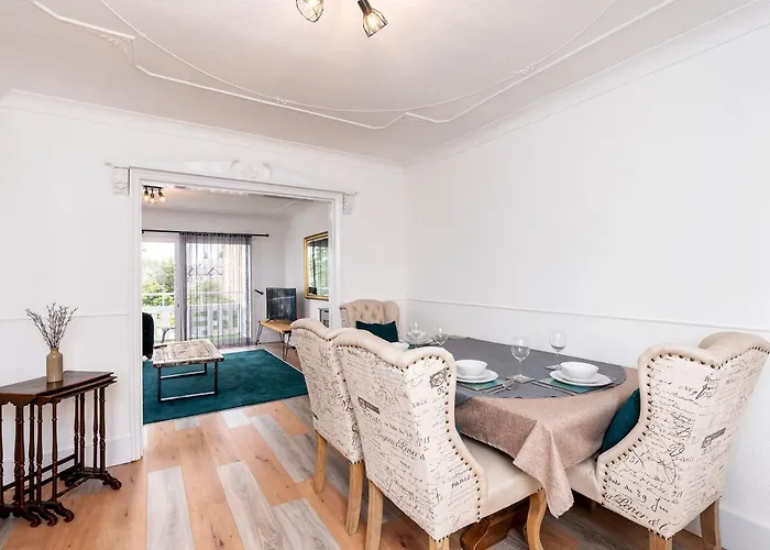 Chic 3 Bedroom With Balcony & Free Parking アパート *