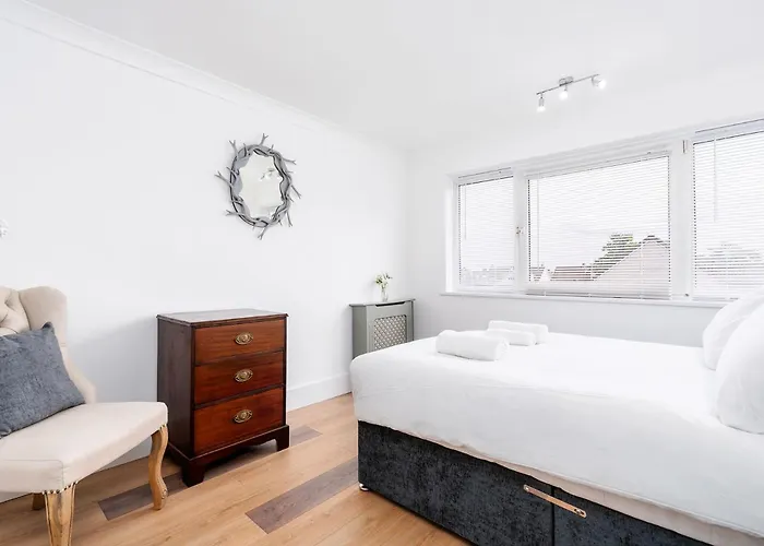 アパート Chic 3 Bedroom With Balcony & Free Parking *