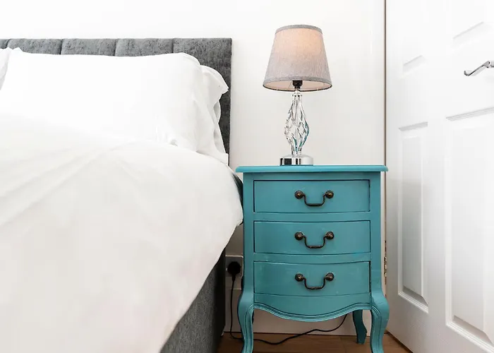 Chic 3 Bedroom With Balcony & Free Parking アパート