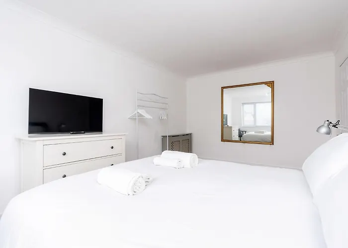 Chic 3 Bedroom With Balcony & Free Parking アパート リーズ