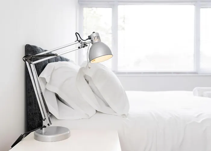 アパート Chic 3 Bedroom With Balcony & Free Parking リーズ