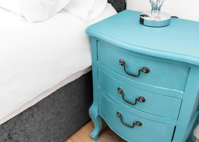 Chic 3 Bedroom With Balcony & Free Parking *