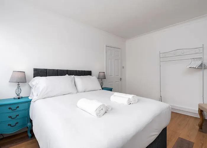 Chic 3 Bedroom With Balcony & Free Parking リーズ