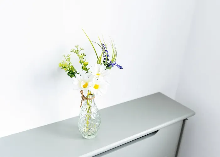 Chic 3 Bedroom With Balcony & Free Parking