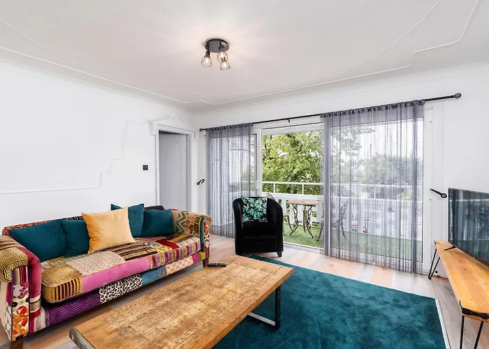 Chic 3 Bedroom With Balcony & Free Parking