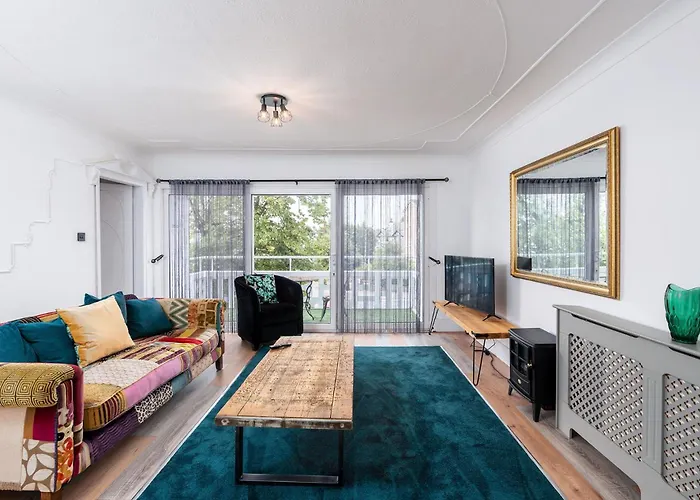 Chic 3 Bedroom With Balcony & Free Parking アパート *