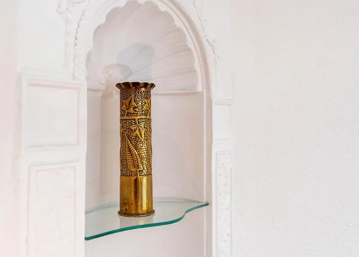 Chic 3 Bedroom With Balcony & Free Parking *