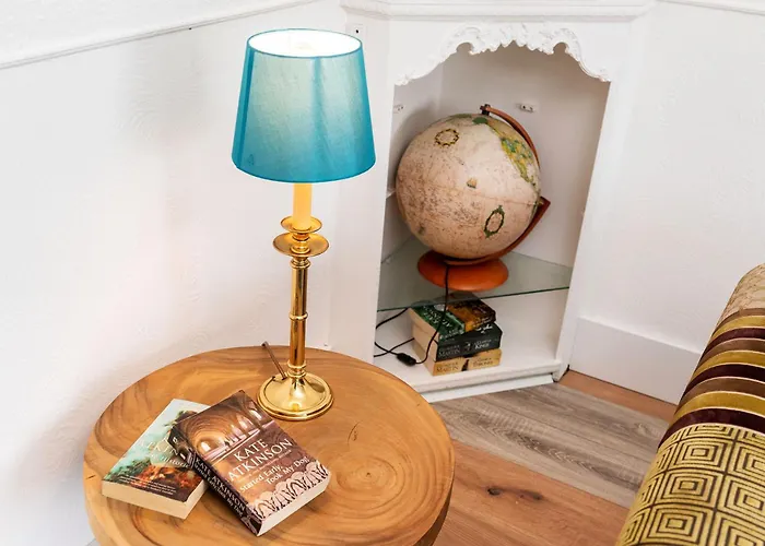 Chic 3 Bedroom With Balcony & Free Parking リーズ