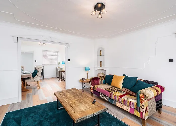 Chic 3 Bedroom With Balcony & Free Parking * リーズ