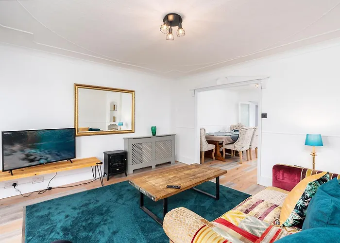 Chic 3 Bedroom With Balcony & Free Parking リーズ