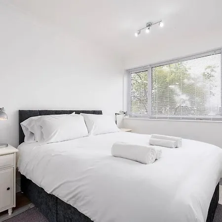 Apartment Chic 3 Bedroom With Balcony & Free Parking
