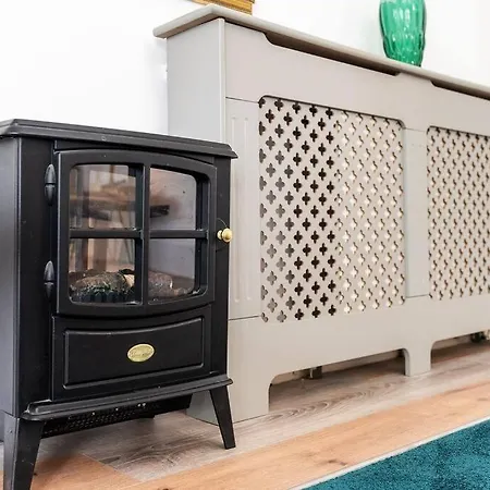 Apartment Chic 3 Bedroom With Balcony & Free Parking *