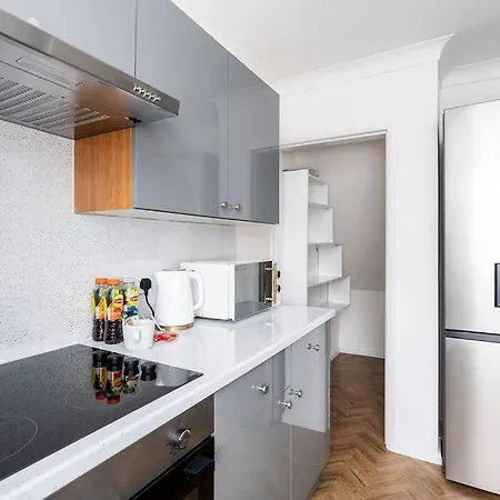 Chic 3 Bedroom With Balcony & Free Parking Apartment *