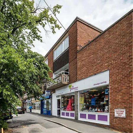 Chic 3 Bedroom With Balcony & Free Parking *