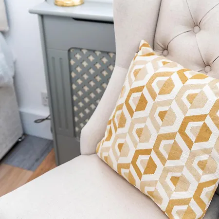 Chic 3 Bedroom With Balcony & Free Parking * Leeds (West Yorkshire)