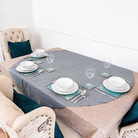 Chic 3 Bedroom With Balcony & Free Parking Apartment *