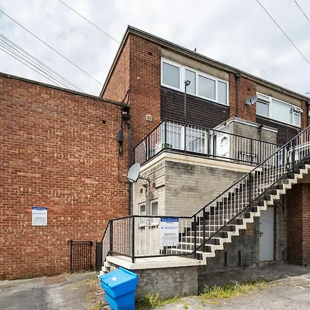 Chic 3 Bedroom With Balcony & Free Parking *