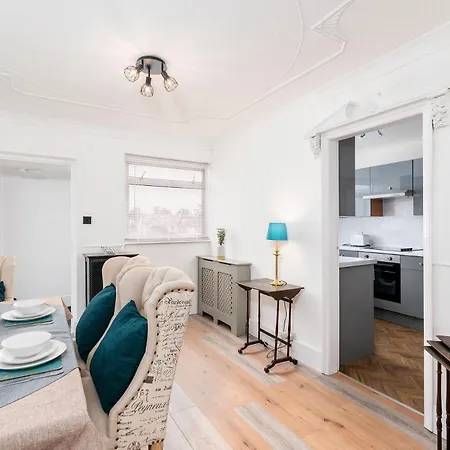 Chic 3 Bedroom With Balcony & Free Parking Апартаменты Лидс