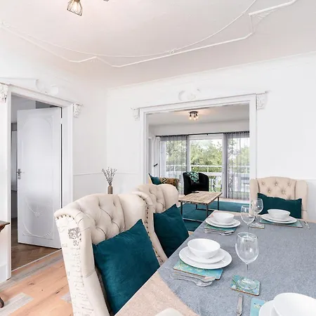 Апартаменты Chic 3 Bedroom With Balcony & Free Parking Лидс