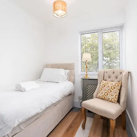 Chic 3 Bedroom With Balcony & Free Parking *