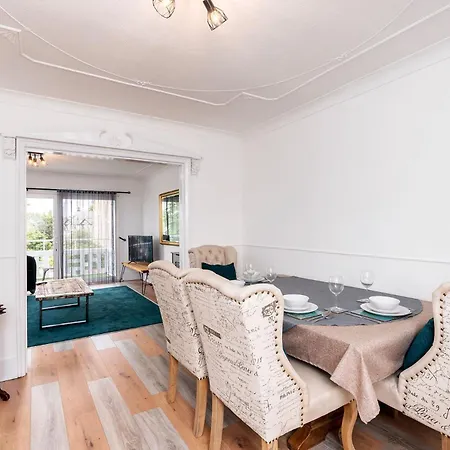 Chic 3 Bedroom With Balcony & Free Parking Апартаменты *