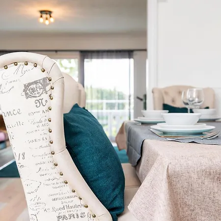 Chic 3 Bedroom With Balcony & Free Parking Apartment Leeds (West Yorkshire)