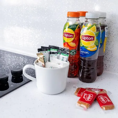 Chic 3 Bedroom With Balcony & Free Parking *