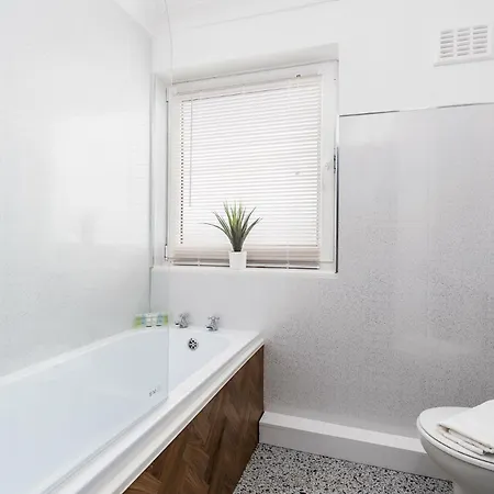 Chic 3 Bedroom With Balcony & Free Parking Апартаменты