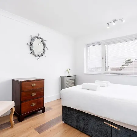 Апартаменты Chic 3 Bedroom With Balcony & Free Parking *