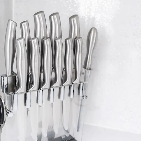 Chic 3 Bedroom With Balcony & Free Parking Апартаменты Лидс