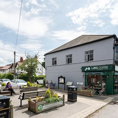 Chic 3 Bedroom With Balcony & Free Parking *