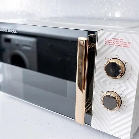 Chic 3 Bedroom With Balcony & Free Parking