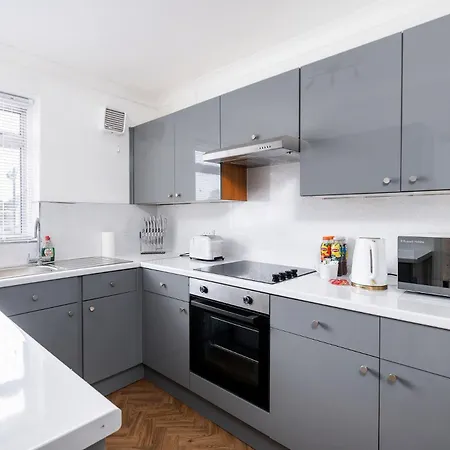 Chic 3 Bedroom With Balcony & Free Parking Appartement *