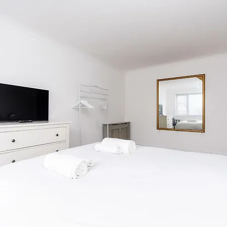 Chic 3 Bedroom With Balcony & Free Parking Апартаменты Лидс