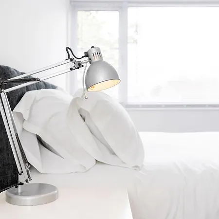 Апартаменты Chic 3 Bedroom With Balcony & Free Parking Лидс