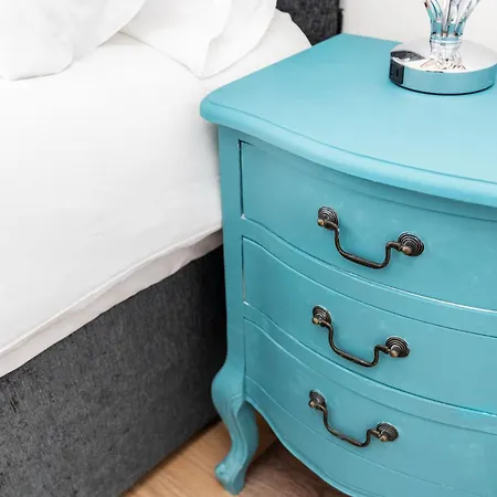 Chic 3 Bedroom With Balcony & Free Parking *