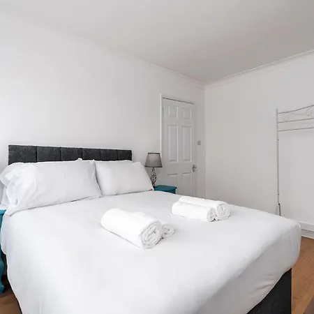 Chic 3 Bedroom With Balcony & Free Parking Лидс