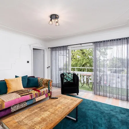 Chic 3 Bedroom With Balcony & Free Parking