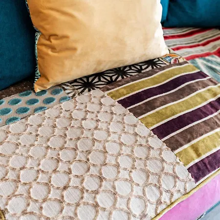 Chic 3 Bedroom With Balcony & Free Parking Апартаменты