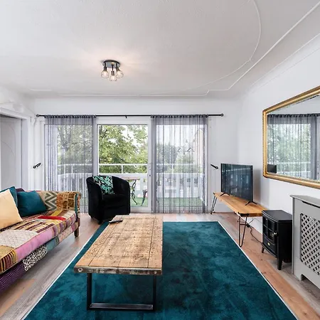 Chic 3 Bedroom With Balcony & Free Parking Апартаменты *