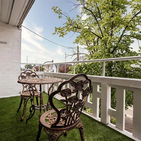 Apartment Chic 3 Bedroom With Balcony & Free Parking *