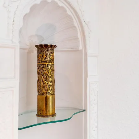 Chic 3 Bedroom With Balcony & Free Parking *