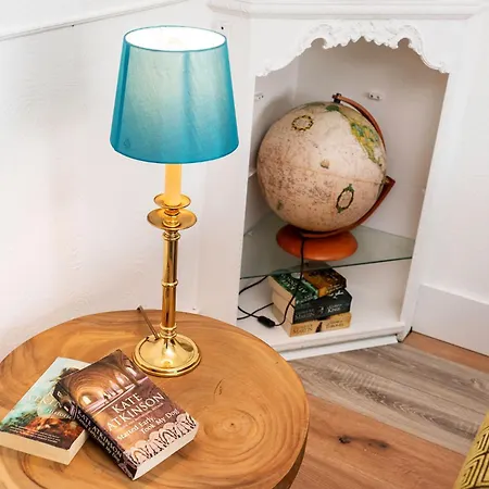 Chic 3 Bedroom With Balcony & Free Parking Лидс