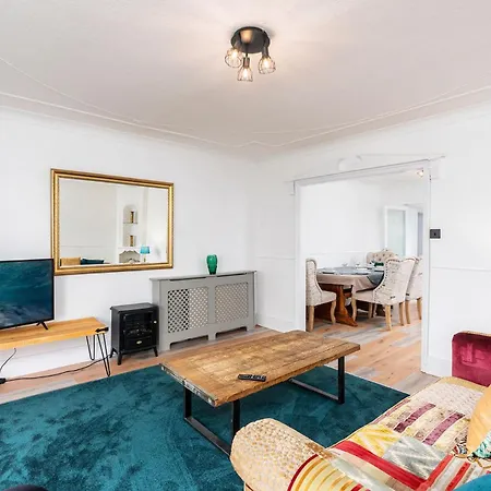 Chic 3 Bedroom With Balcony & Free Parking Leeds (West Yorkshire)