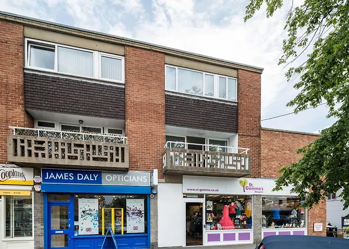 Chic 3 Bedroom With Balcony & Free Parking