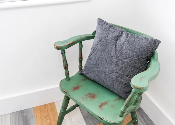 Chic 3 Bedroom With Balcony & Free Parking Apartment